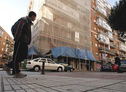 Fachada del edificio de Alcorcón desde donde cayó ayer un obrero de 50 años.