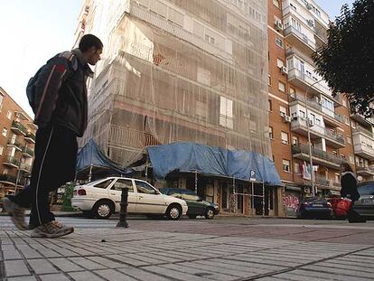 Fachada del edificio de Alcorcón desde donde cayó ayer un obrero de 50 años.