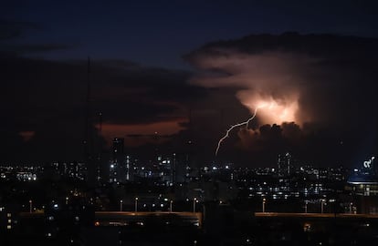 Una tormenta eléctrica al anochecer en Bangkok (Tailandia).