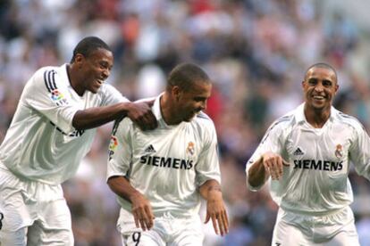 Baptista, Ronaldo y Roberto Carlos, en una de sus celebraciones, ayer.