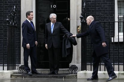 David Cameron, a la izquierda, recibe en Downing Street a Mario Monti.