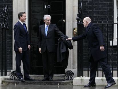 David Cameron, a la izquierda, recibe en Downing Street a Mario Monti.