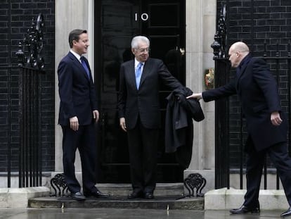 David Cameron, a la izquierda, recibe en Downing Street a Mario Monti.