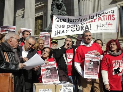 Afectados por la hepatitis C, apoyados por pol&iacute;ticos, han entregado 200.000 firmas en el Congreso. 