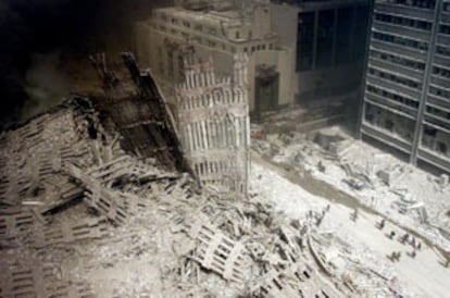 Desde un edificio cercano, los restos de las Torres Gemelas componen un escenario apocalíptico.
(REUTERS)