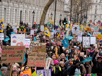 Miles de profesores se han manifestado este miércoles ante la residencia del primer ministro, Rishi Sunak, en Downing Street, Londres.