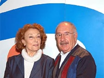 Alfredo Landa, junto a Julia Gutiérrez Caba, en la presentación de <i>Los Serrano.</i>