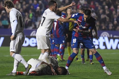 Lucas Vázquez discute con el defensa uruguayo del Levante, Erick Cabaco, mientras que el mediocampista brasileño del Real Madrid Casemiro se encuentra en el suelo durante el partido.