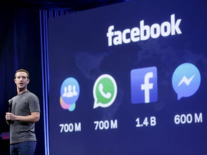 Mark Zuckerberg mostrando cifras de uso del universo Facebook durante la conferencia de desarrolladores F8.