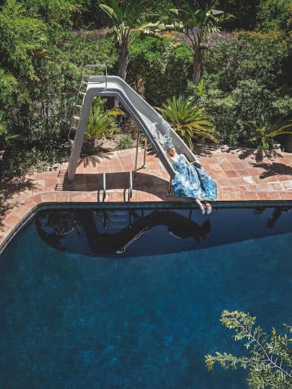 La estilista posa en su piscina.