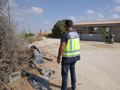 Los restos del coche de policía embestido por la huída de un narcotraficante en Sanlúcar de Barrameda, Cádiz.