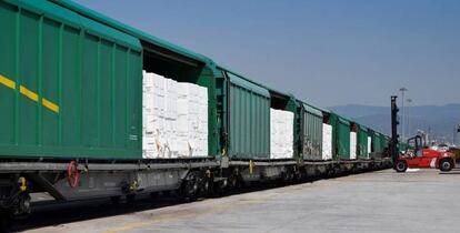 Operación de carga de un tren de mercancías.