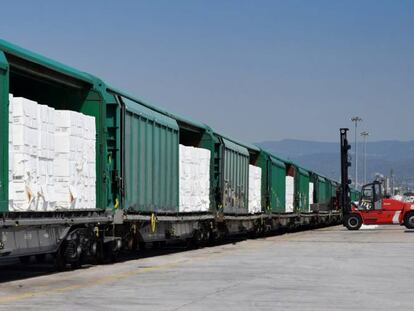 Operación de carga de un tren de mercancías.