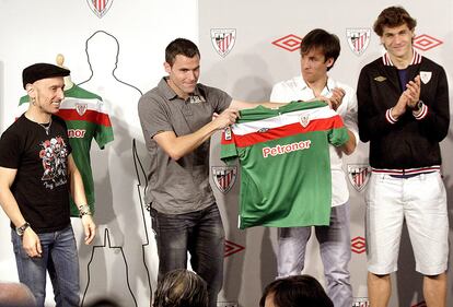 07/04/2011. El líder de Fito & Fitipaldis, Fito Cabrales (izquierda), ha entregado esta mañana a los jugadores del Athletic la segunda equipación con la que jugarán la próxima temporada. En la imagen, junto al cantante y de izquierda a derecha, los futbolistas Pablo Orbaiz, David López, y Fernando Llorente.