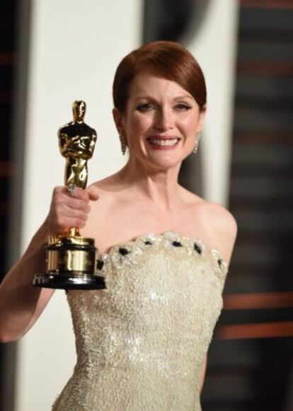 Julianne Moore, con su Oscar como mejor actriz por su papel en 'Siempre Alice'.