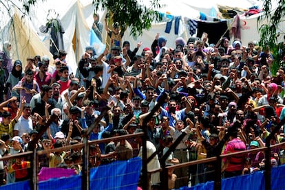 Refugiados sirios, en una protesta contra el presidente Bachar el Asad en el campo de Cruz Roja en la frontera con Turquía.