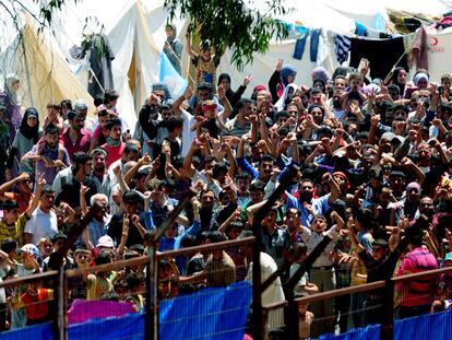 Refugiados sirios, en una protesta contra el presidente Bachar el Asad en el campo de Cruz Roja en la frontera con Turquía.