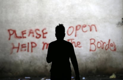 Un migrante camina por un almacén abandonado utilizado como refugio por cientos de personas intentando cruzar al oeste de Europa, en Belgrado (Serbia).