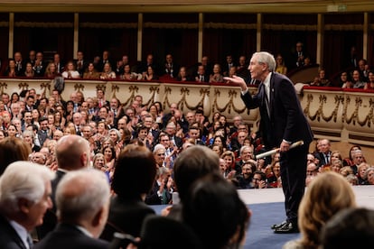 El escritor canadiense Michael Ignatieff saluda al público tras recibir el premio.