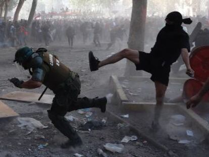 El Gobierno de Piñera no logra controlar el orden público, mientras la oposición pide unida que se convoque una asamblea constituyente tras casi un mes de protestas