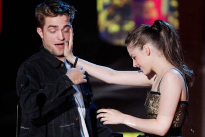 Robert Pattinson y Kristen Stewart, poco antes de besarse.