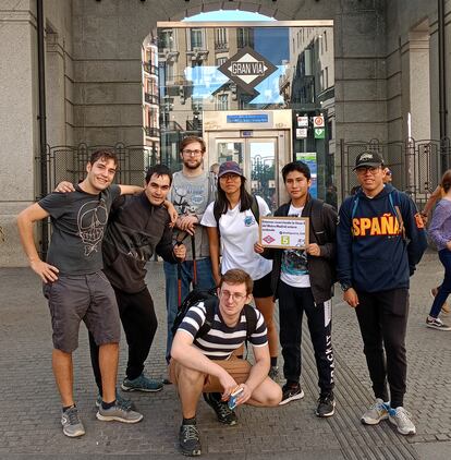 El grupo posa frente a la estación Gran Vía, durante el recorrido por la línea 5 de metro, el pasado 12 de octubre.