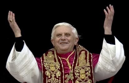Joseph Ratzinger saluda sonriente a la multitud que abarrotaba la plaza desde un balcón de la Basílica de San Pedro del Vaticano, tras su elección en cónclave como nuevo Papa, con el nombre de Benedicto XVI, el 19 de abril de 2005. En su primeras palabras, tímidas y desnudas de solemnidad, dijo: "Queridos hermanos y hermanas, después del gran papa Juan Pablo II, los señores cardenales me han elegido a mí, un simple y humilde obrero en la viña del Señor".