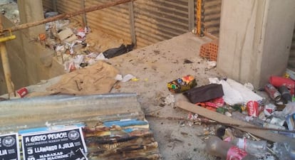 Acumulaci&oacute;n de basura en una obra paralizada en la calle Virgen de Bel&eacute;n de Alicante