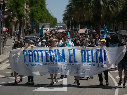 Un momento de la manifestación este sábado en El Prat en contra de la ampliación del aeropuerto.