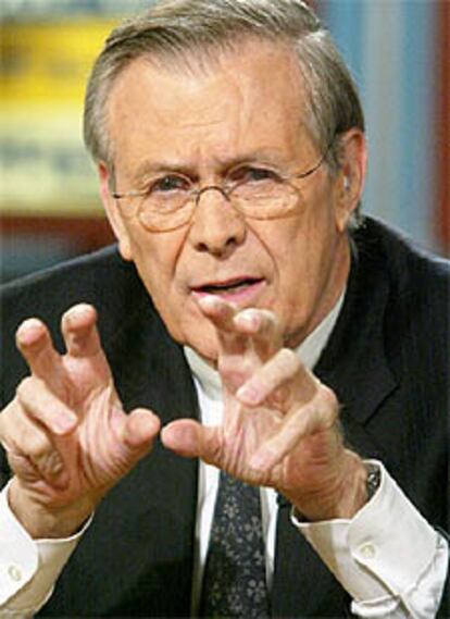 Donald Rumsfeld, jefe del Pentágono, en un programa de televisión.