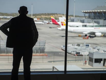 Un hombre observa los aviones este martes en el aeropuerto Adolfo Suárez Madrid-Barajas.