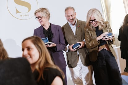 Varios de los premiados abandonan el escenario con su galardón entre las manos.