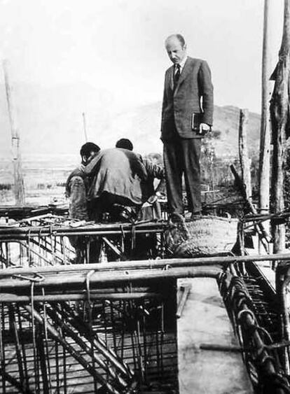 Carlos Fernández Casado, en una visita a uno de sus proyectos.