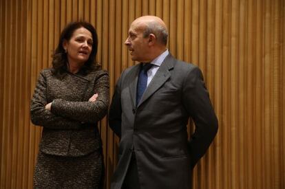 La secretaria, Montserrat Gomendio, con el ministro José Ignacio Wert en el Congreso de los Diputados el pasado diciembre.