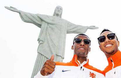 Os jogadores holandeses Georginio Wijnaldum e Jonathan de Guzman posam aos pés do Cristo Redentor, no Rio.