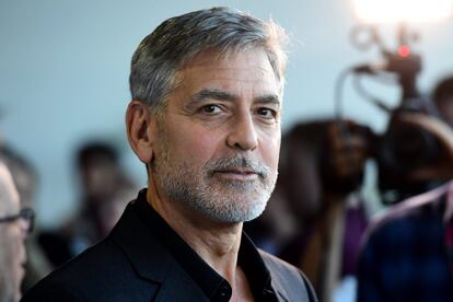 Últimamente George Clooney está más centrado en otros negocios que en la actuación. En 2016 estrenó dos películas, 'Money Monster' y '¡Ave, César!' y desde entonces solo ha rodado anuncios para Nespresso, marca de café de la que es imagen. El año pasado, el actor participó en la miniserie Trampa 22 y ahora se encuentra en la isla de La Palma rodando 'Good Morning, Midnight'. Lejos quedaron los años en los que era uno de los mayores exponentes de Hollywood.