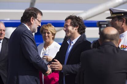 El presidente del Gobierno, Mariano Rajoy, saluda al alcalde de Cadiz, José María Gonzalez, 'Kichi'.