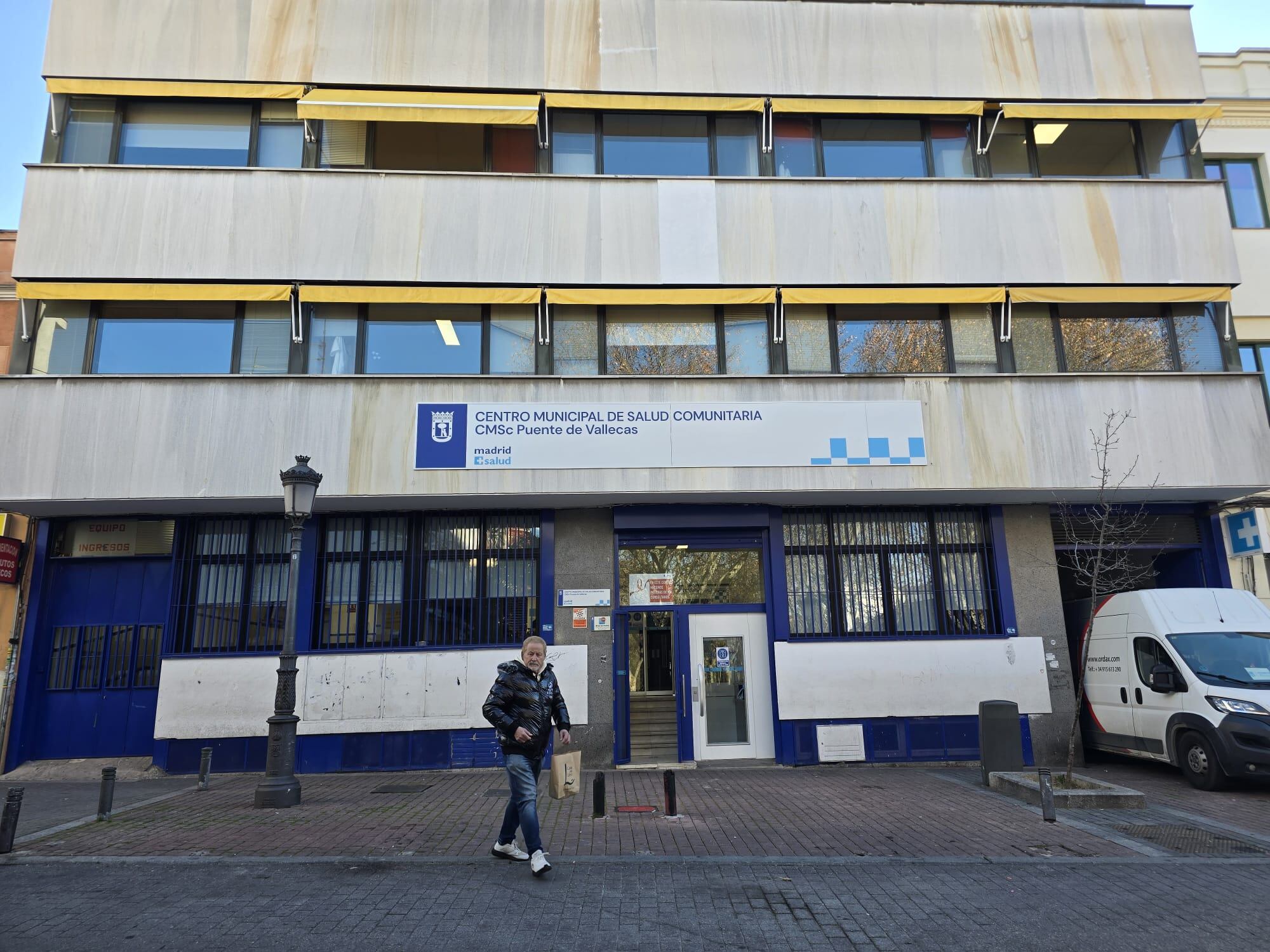 Un hombre pasa por delante del Centro Municipal de Salud Comunitaria Puente de Vallecas, este martes por la mañana.