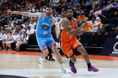 Chris Jones se va de Quintela en el Valencia-Breogán.