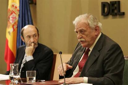 Alfredo Pérez Rubalcaba (izquierda) y Ricardo Fornesa, durante la firma del convenio.