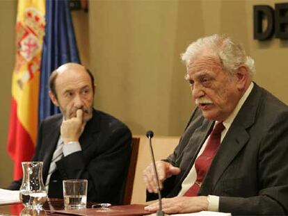 Alfredo Pérez Rubalcaba (izquierda) y Ricardo Fornesa, durante la firma del convenio.