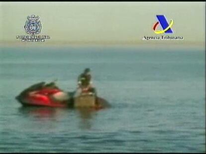 Desarticulada una red de 'narcos' que con buzos y motos de agua arrastraba fardos de hachís hasta la costa