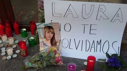 Imagen de la joven asesinada, junto al altar de protesta montado en el lugar del crimen.