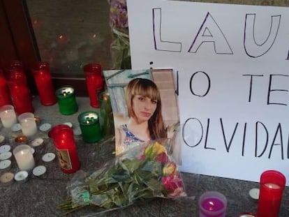 Imagen de la joven asesinada, junto al altar de protesta montado en el lugar del crimen.