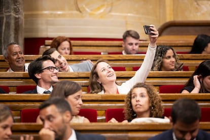 Varios diputados del PSC se hacen un 'selfie' durante la pausa del debate de investidura.
