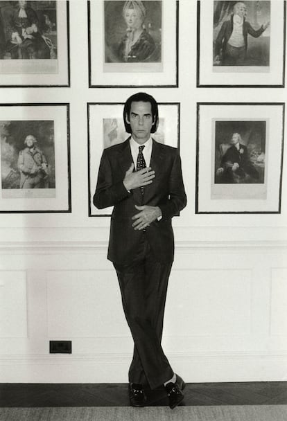 Nick Cave viste uno de los trajes a medida que le diseña su amiga Bella Freud.