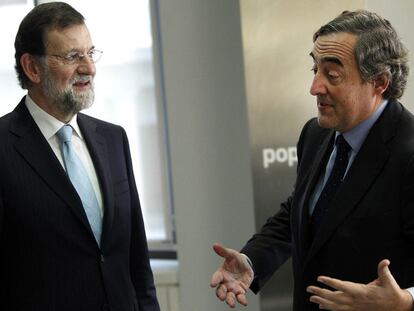 Mariano Rajoy conversa ayer en su despacho con el presidente de la CEOE, Juan Rosell.