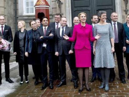 La primera ministra danesa, HelleThorning-Schmidt (c), presenta su nuevo Gobierno este lunes en Copenhague.
