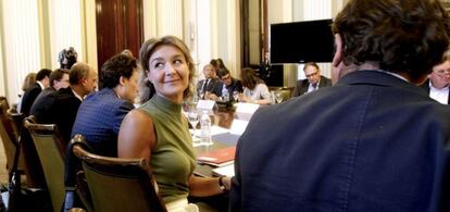 La ministra de Agricultura, Alimentaci&oacute;n y Medio Ambiente, Isabel Garc&iacute;a Tejerina, durante la reuni&oacute;n de esta semana con representantes del sector l&aacute;cteo. 