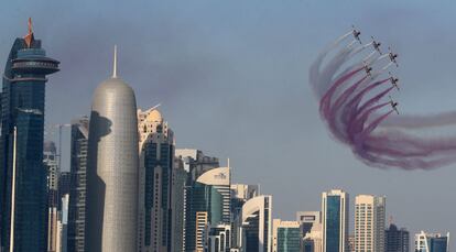 Varios aviones vuelan cerca de los rascacielos de Doha durante una exhibición aérea organizada por el Día Nacional de Qatar.